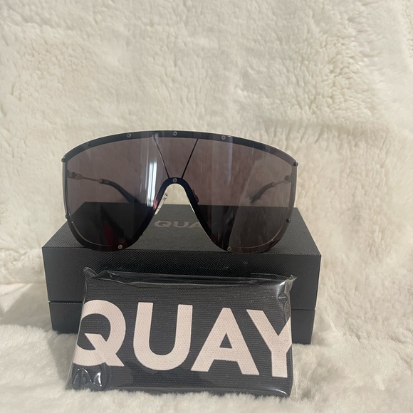 Quay Australia Black Sunglasses on set - Picture 3 of 7